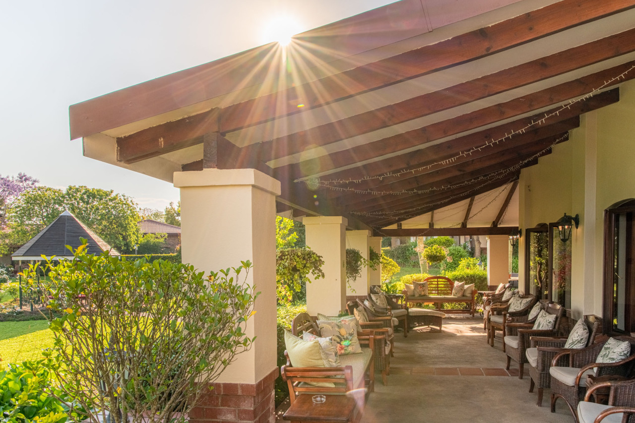 Genießen Sie die Gartenanlage von der Veranda
