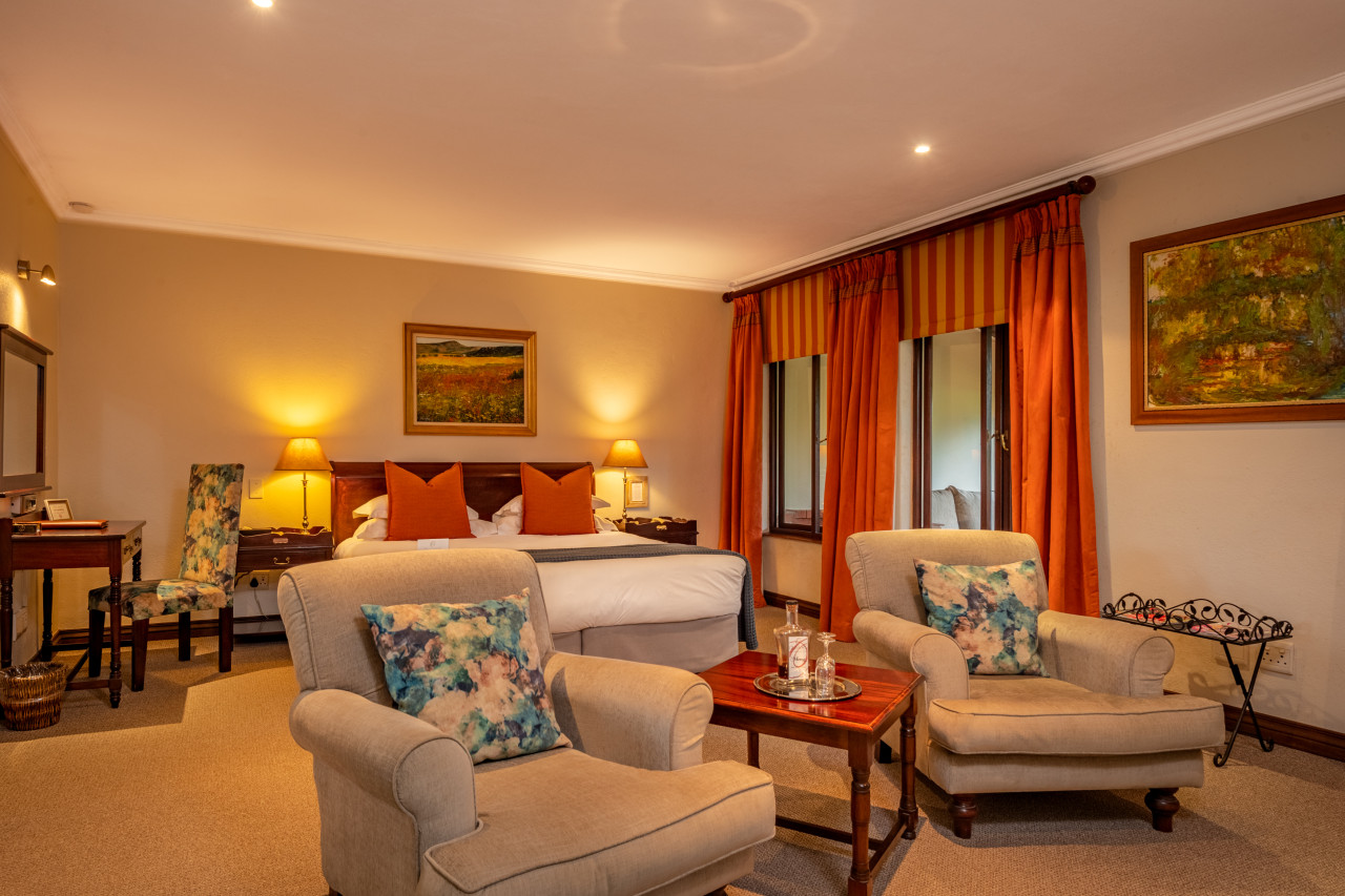 Luxuszimmer mit Blick auf den Pool oder den Golfplatz