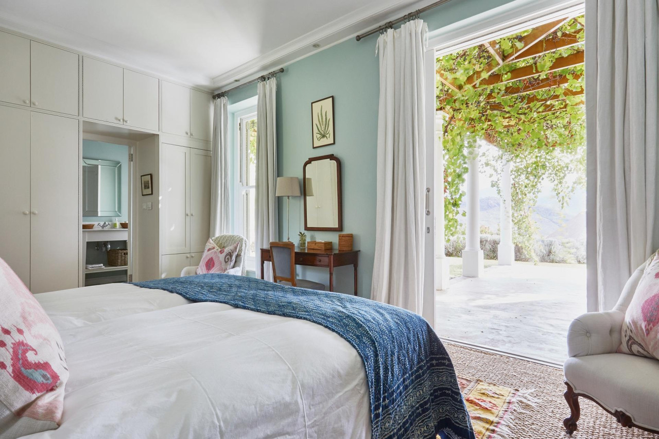 Elegantes Gästezimmer mit hohen Decken