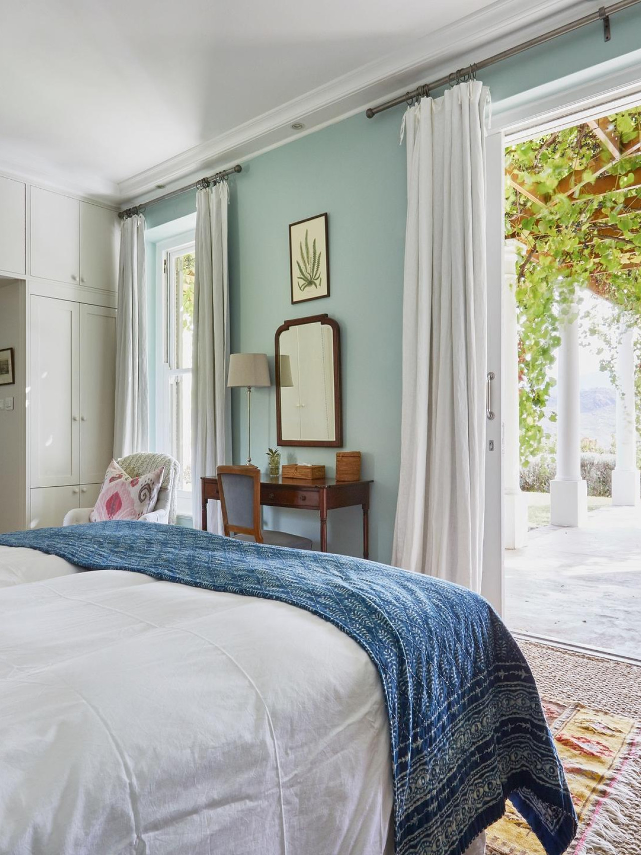 Elegantes Gästezimmer mit hohen Decken