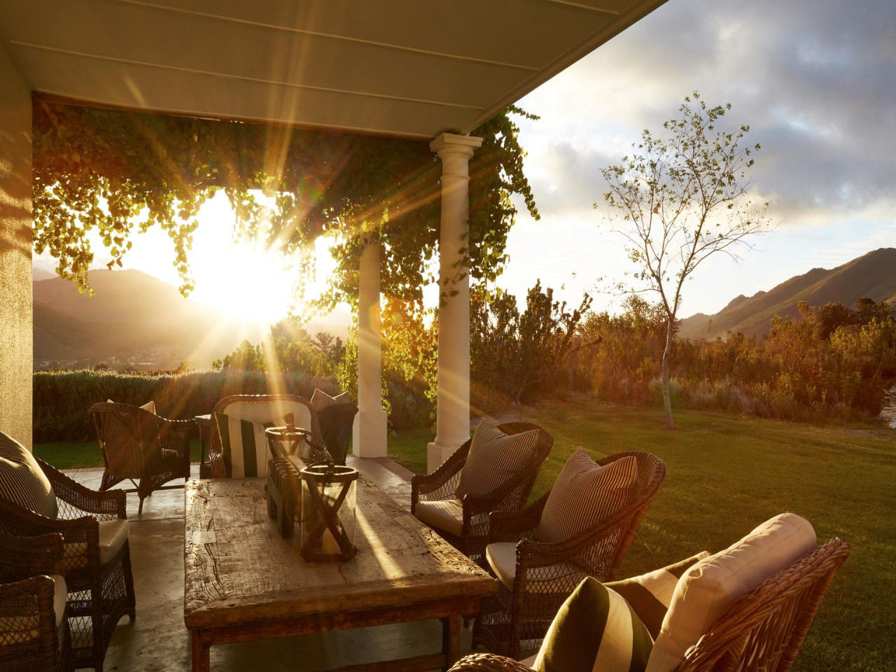 Frühstück auf der Terrasse bei Sonnenaufgang