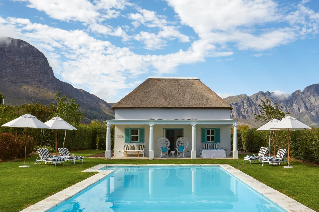 Erfrischung und Sonnenbaden am Swimming-Pool