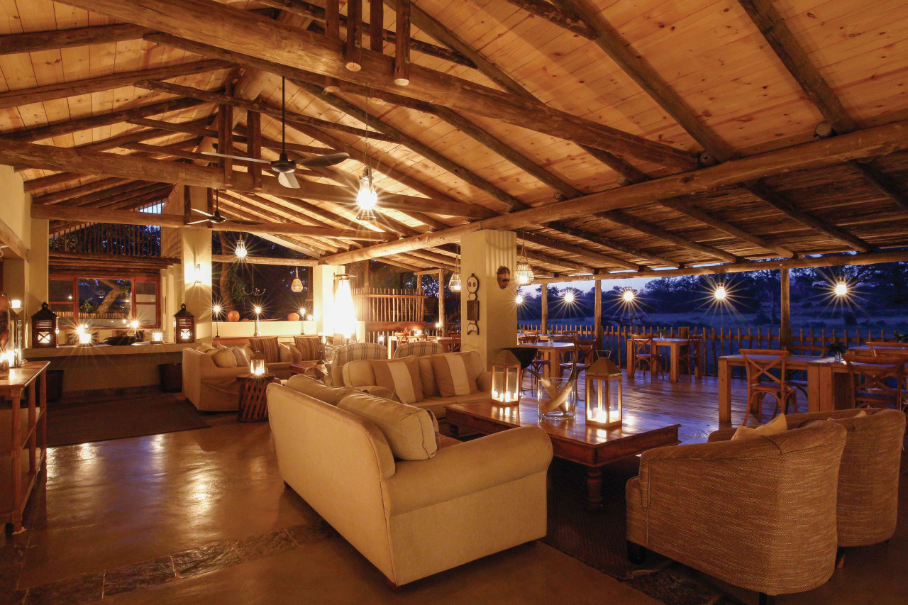 Lounge, Bar und Restaurant im Herzen des Camps