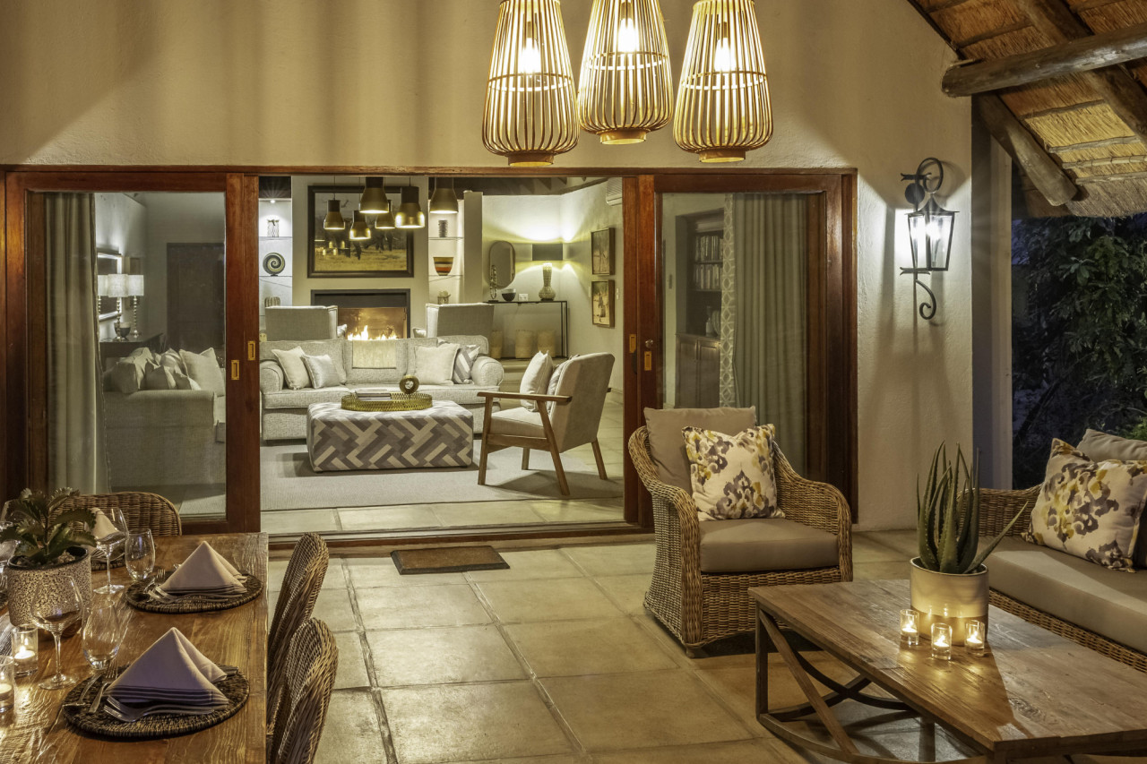 Im Herzen der Lodge liegt die Lounge mit Essbereich