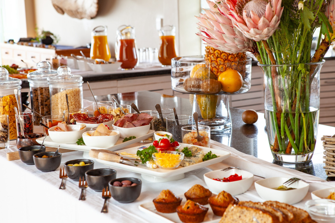 Große Auswahl frischer Zutaten am Frühstücks-Buffet