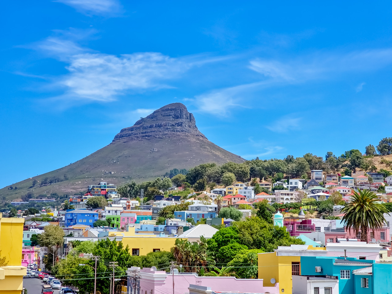 Blick auf die farbigen Häuser und Lion's Head