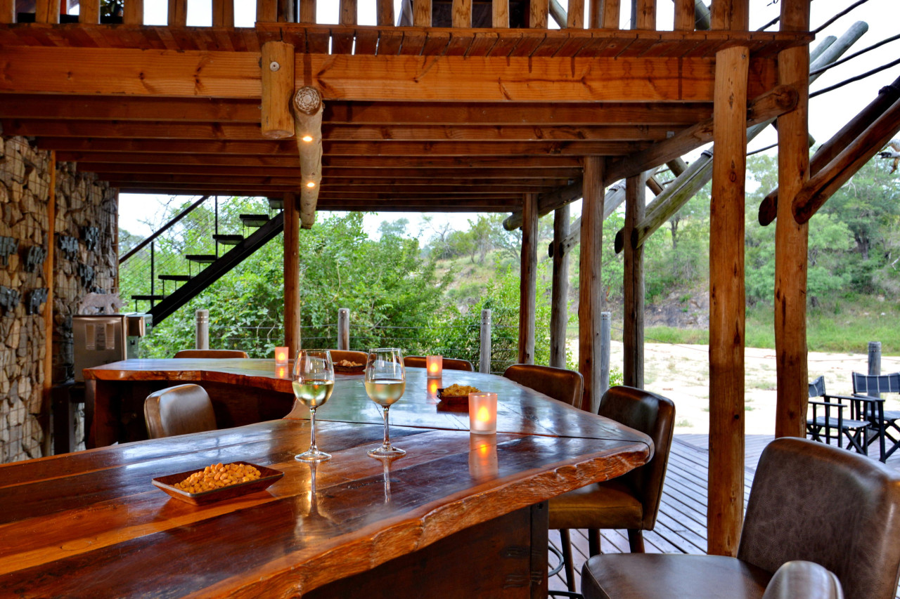 Cocktail-Time in der gut ausgestatteten Lodge