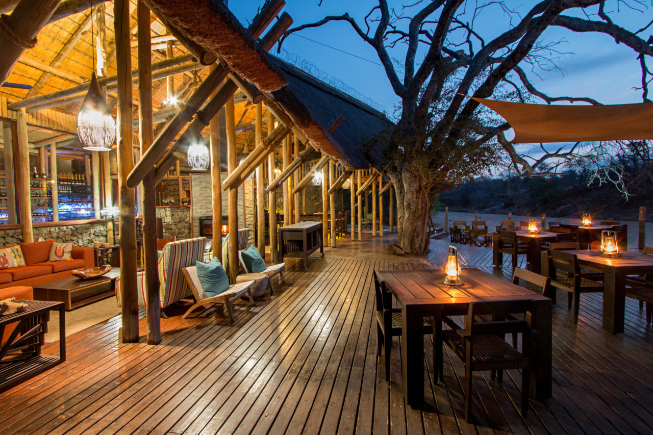 Afrikanische Gastfreundschaft in der offenen Lodge