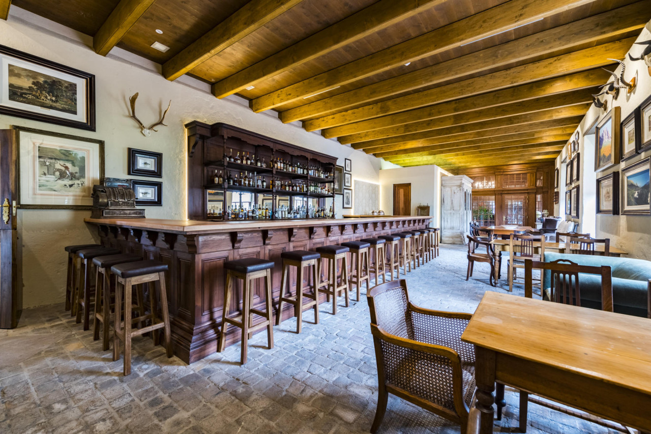 Großzügige Bar für entspannte Gespräche