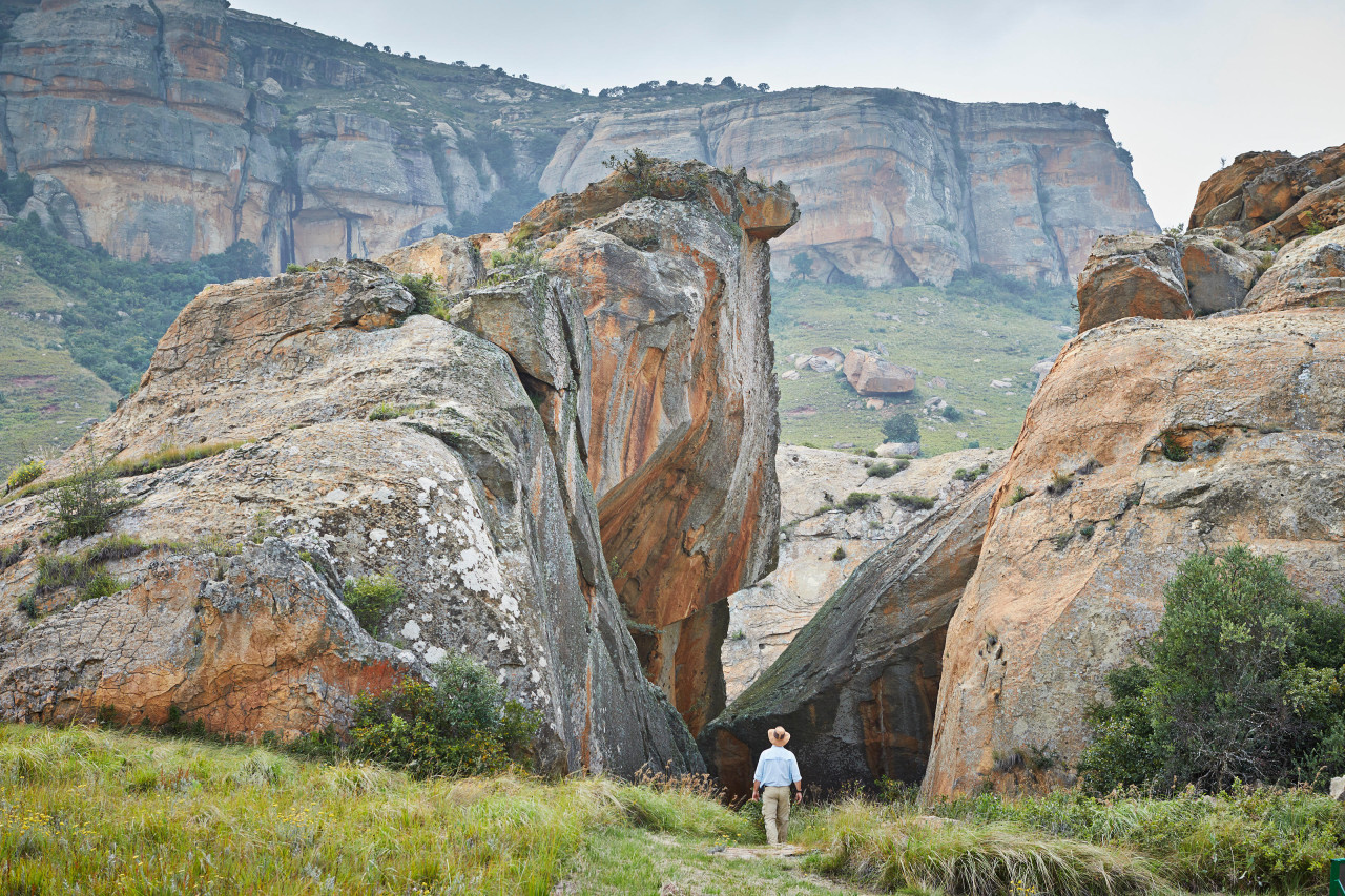 Naturspaziergang an felsigen Hügeln