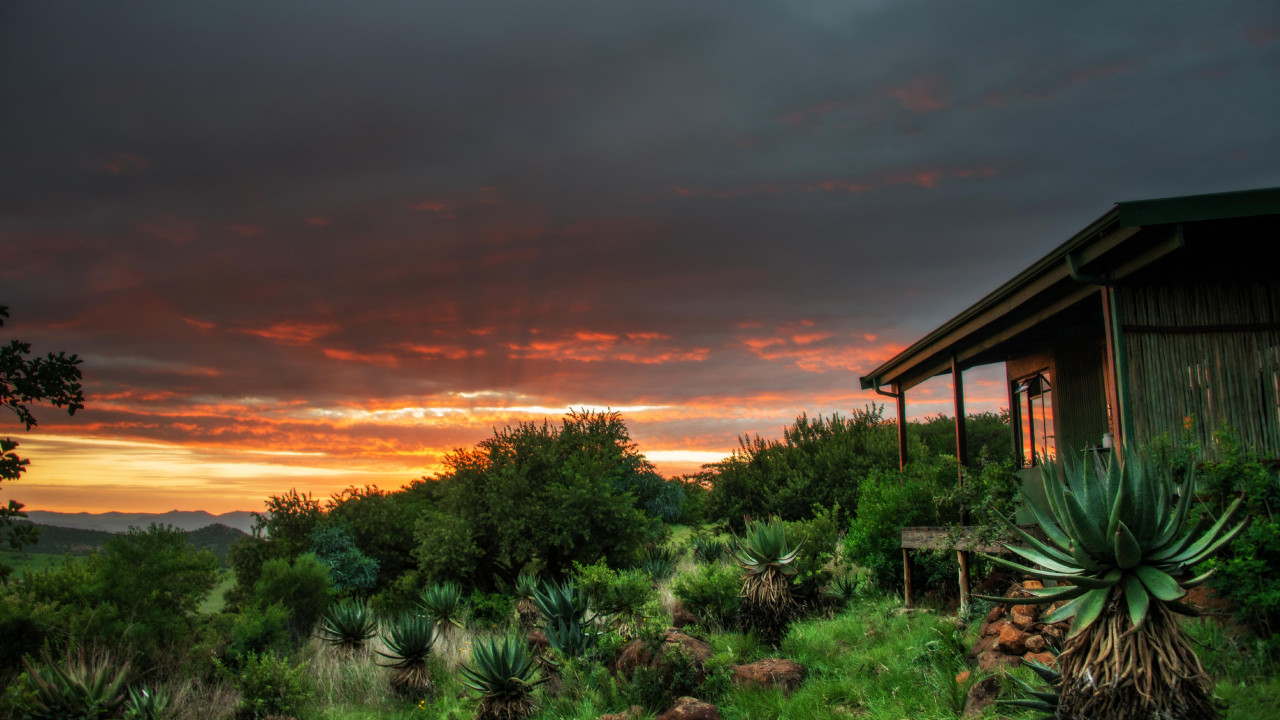 Am Rande der Drakensberge in sanften Hügeln gelegen