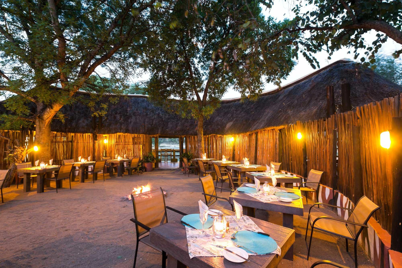 Abendessen im Boma-Außenbereich bei Lagerfeuer
