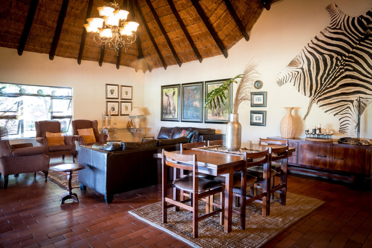 Gemütliche afrikanische Lodge mit Essplatz